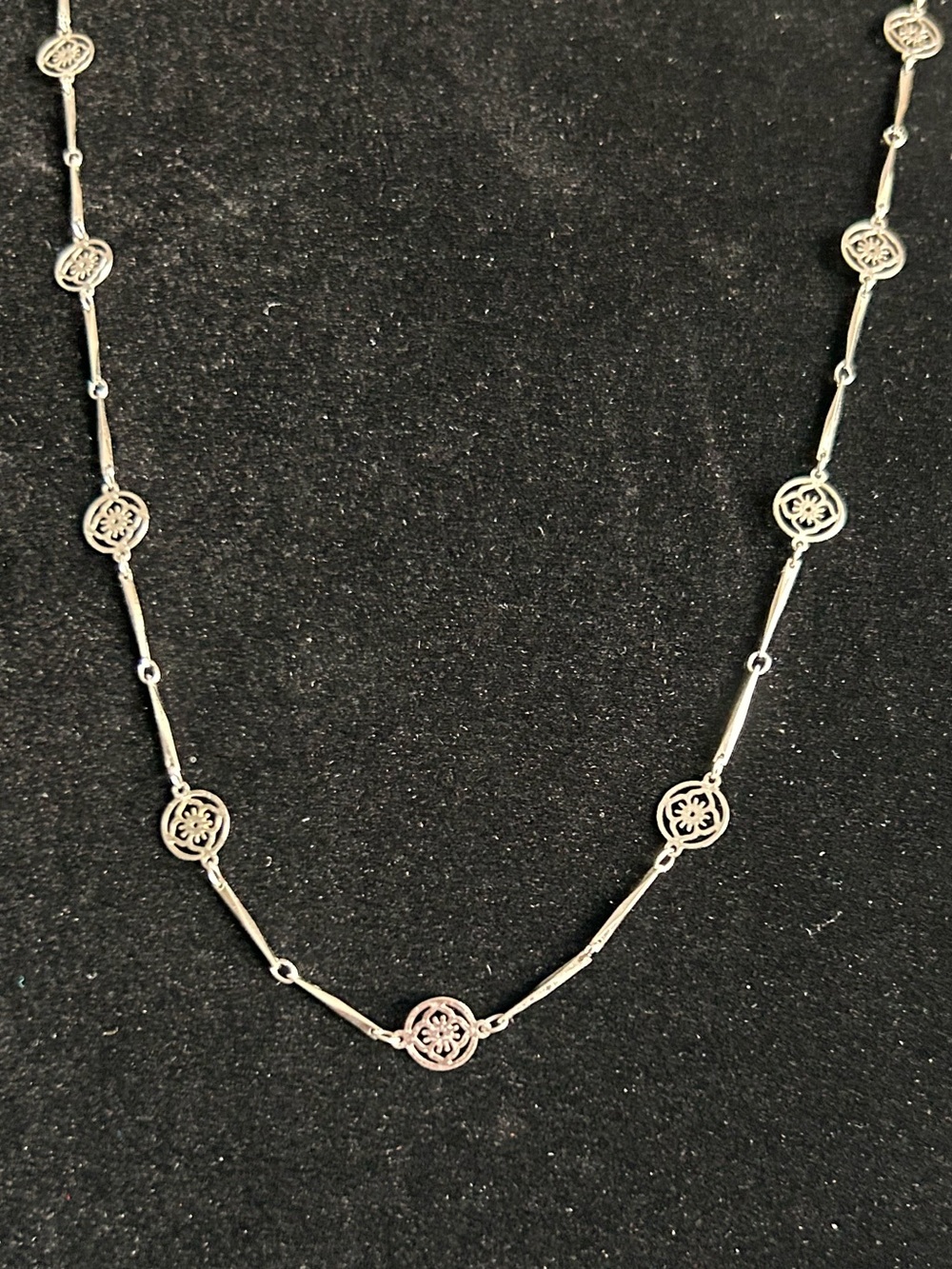 Avon Silver Floral Medallion Link  Necklace (2)